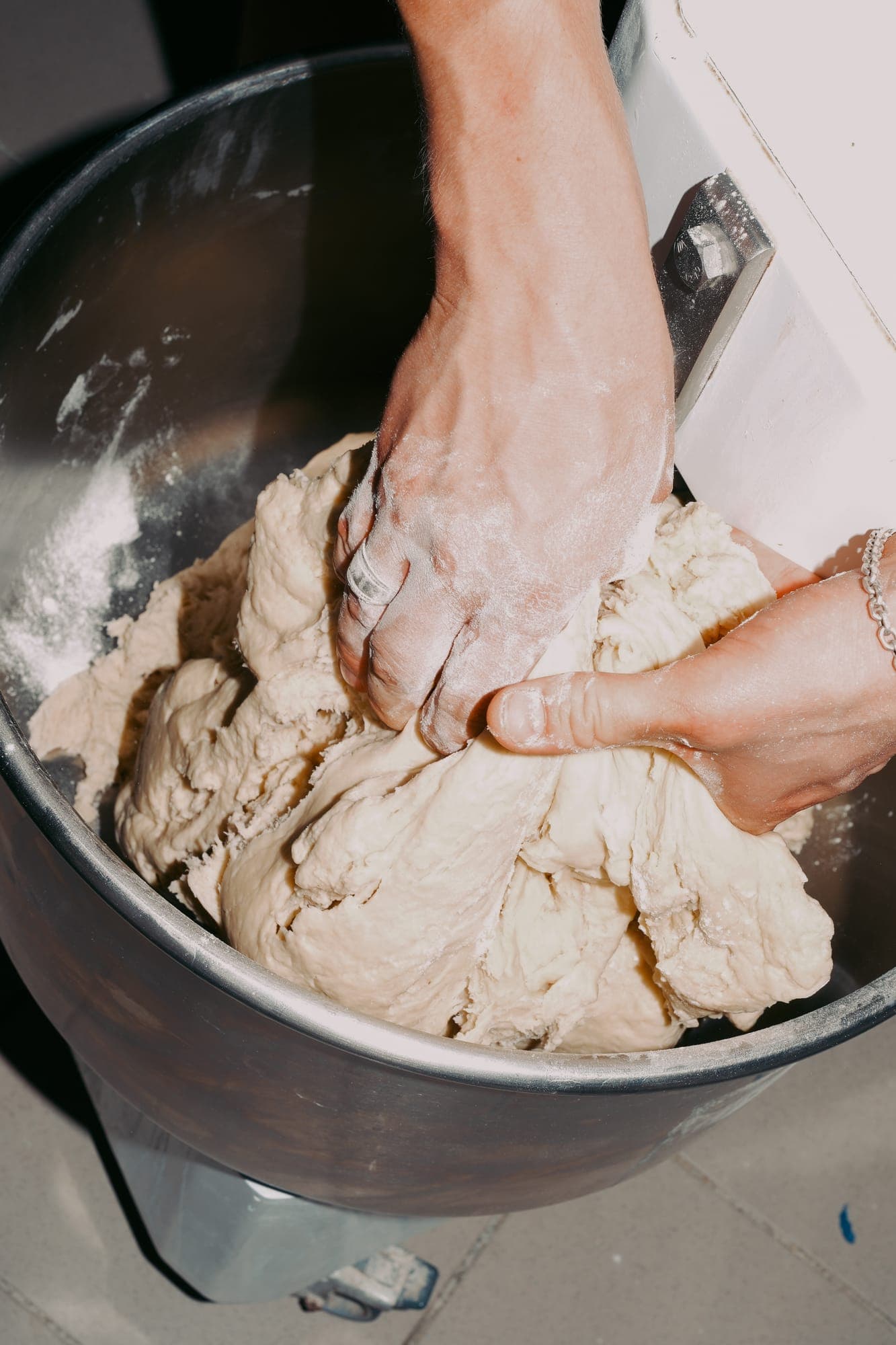 Teig wird von Hand geknetet