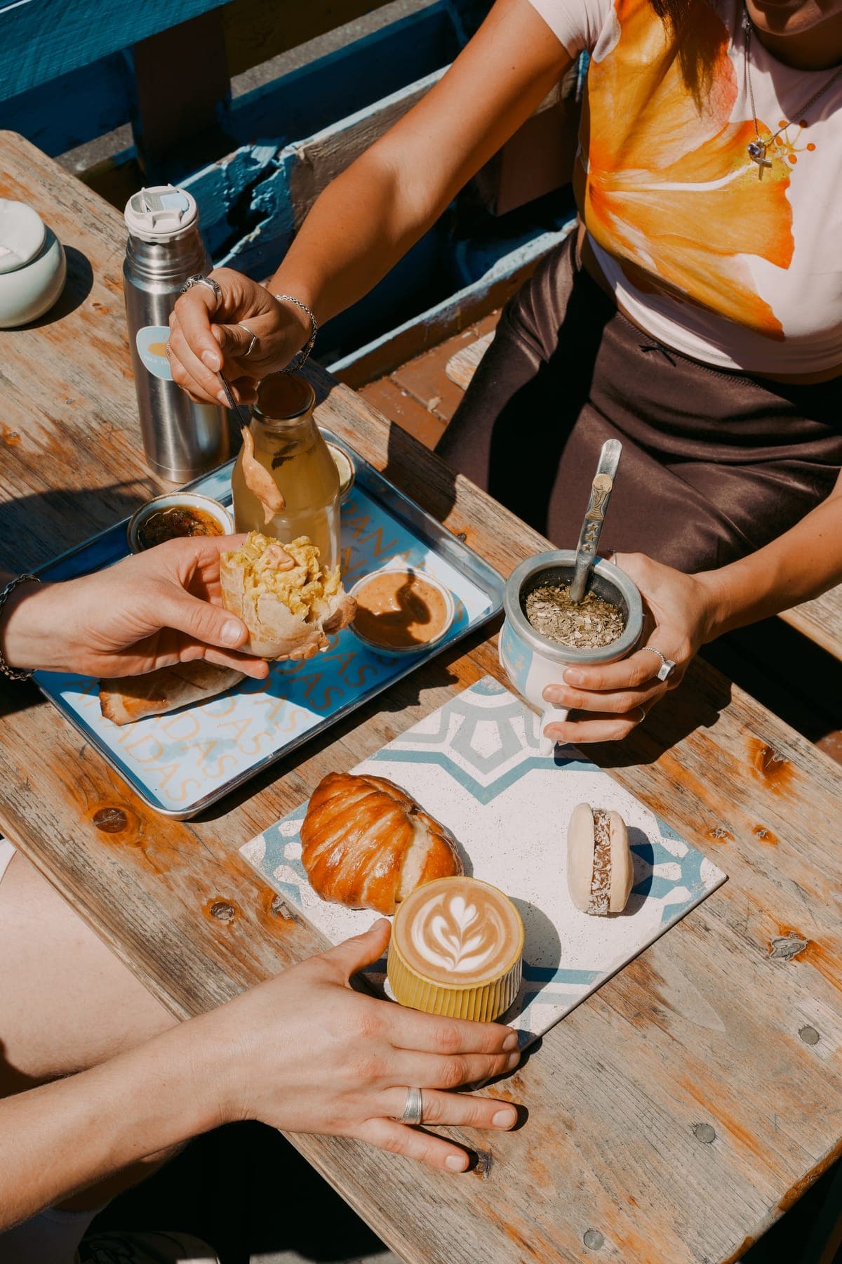 Gäste mit Kaffee, Mate und Empanadas im Hala Store