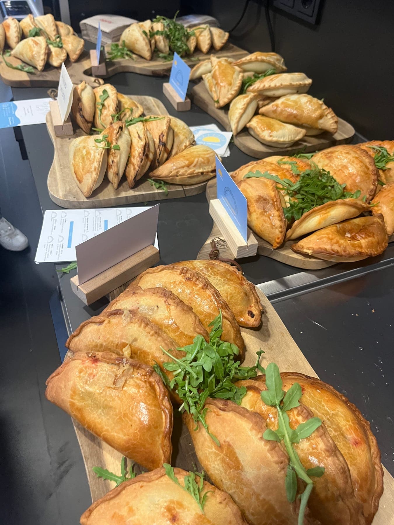 Empanada-Bretter mit Rucola bei einem Event