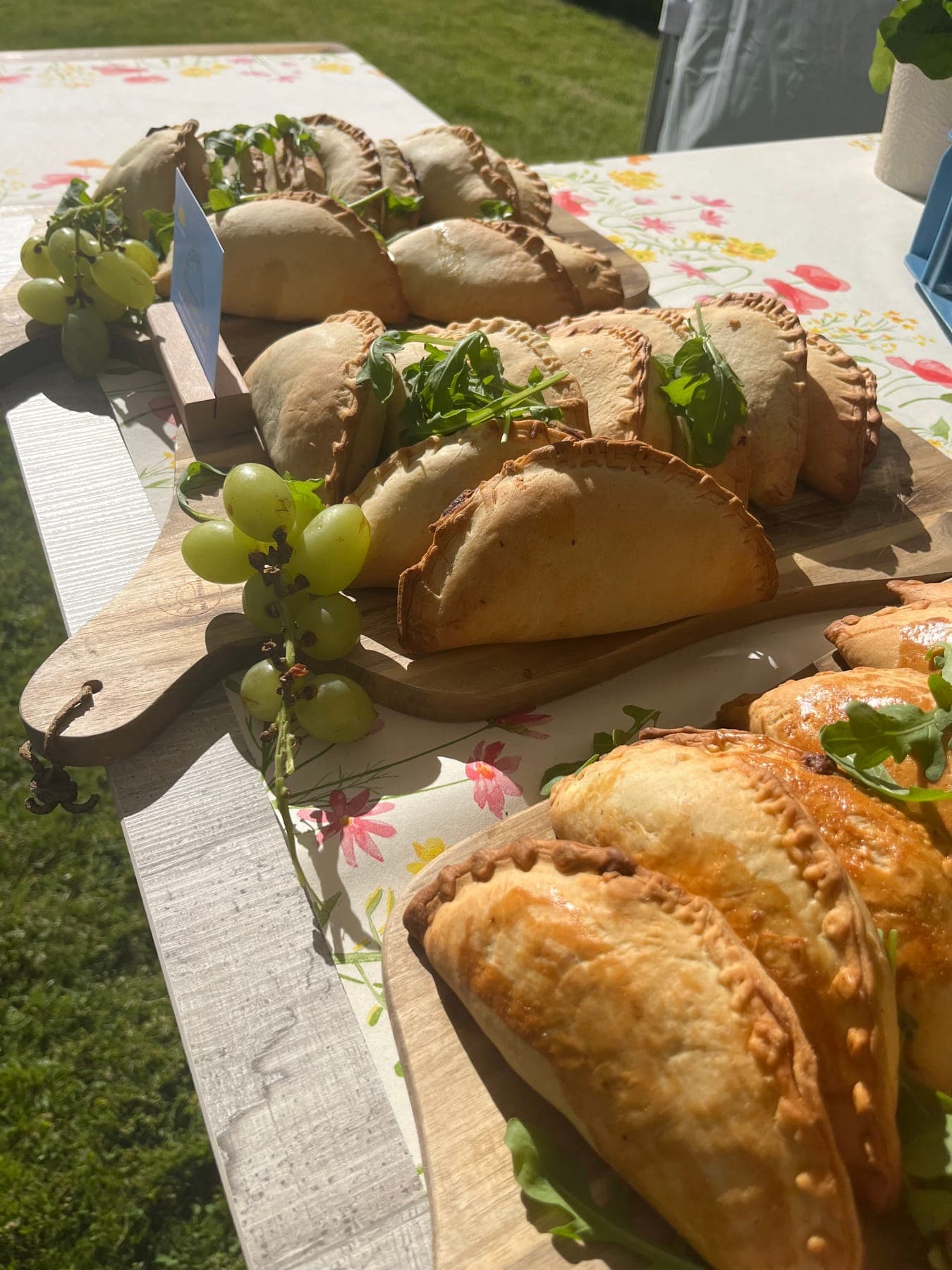 Empanada-Bretter auf einer Gartenfeier