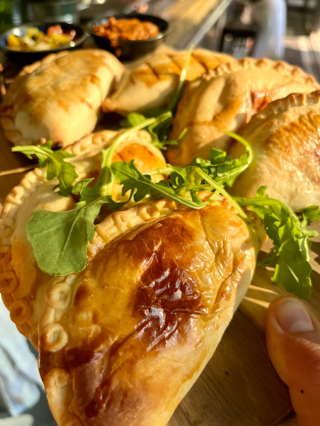 Goldbraune Empanadas mit Rucola in Nahaufnahme